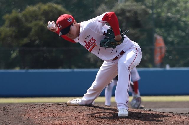 SSG 랜더스는 27일 일본 오키나와 고친다구장에서 열린 한화 이글스와의 연습경기에서 7-0 완승을 거뒀다. 박종훈이 투구를 하고 있다. SSG 랜더스