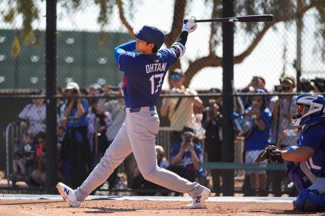 LA 다저스 내야수 오타니 쇼헤이가 27일 미국 애리조나주 글렌데일 캐멀백랜치에 위치한 다저스의 훈련장에서 라이브 배팅을 소화했다. 비거리 130m에 달하는 큼지막한 홈런을 터트리는 등 쾌조의 컨디션을 뽐냈다. 오타니는 3월 1일 친정팀 LA 에인절스와의 시범경기에서 첫 실전 점검에 나선다. AP 연합뉴스