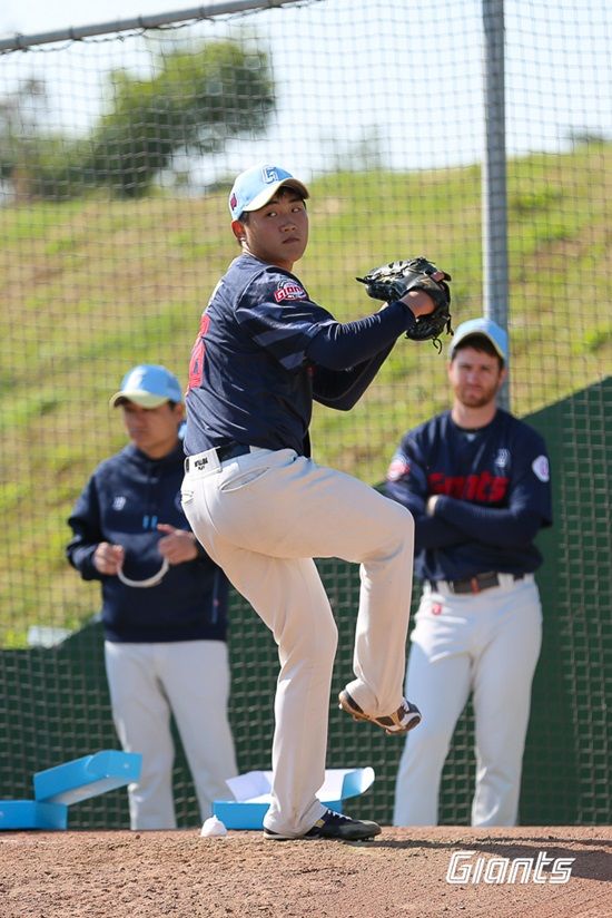 롯데 자이언츠 신인 투수 김태현이 27일 오릭스전에서 첫 실전 등판에 나서 1이닝 1탈삼진 1볼넷 무실점을 기록했다. 롯데 자이언츠