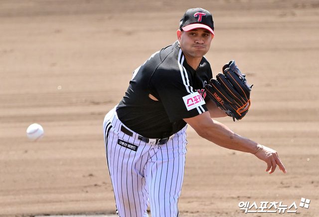 LG 트윈스 외국인 투수 치리노스가 27일 일본 오키나와의 킨 타운 베이스볼 스타디움에서 열린 KIA 타이거즈와의 연습경기에 선발등판, 2이닝 무실점으로 호투했다. 사진 김한준 기자