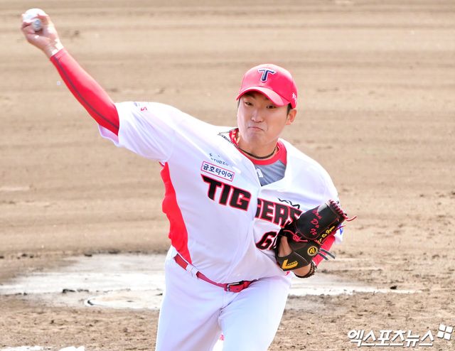 KIA 타이거즈 우완 김도현이 27일 일본 오키나와의 킨 타운 베이스볼 스타디움에서 열린 LG 트윈스와 연습경기에 선발등판, 3이닝 무실점으로 호투했다. 사진 김한준 기자
