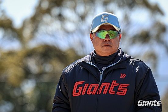 롯데 자이언츠 투수 김진욱이 26일 구춘대회 소프트뱅크전에 선발 등판해 3이닝 무실점 호투로 팀 6-1 승리에 이바지했다. 롯데 자이언츠