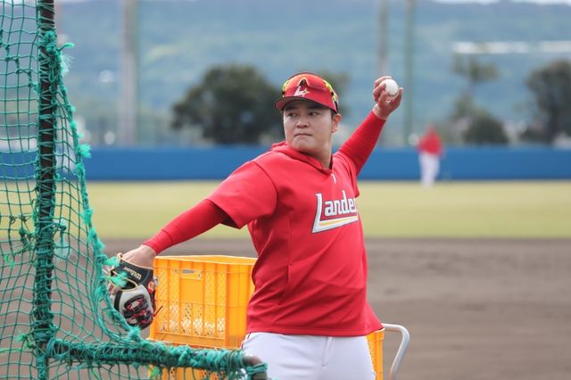 27일 일본 오키나와 고친다구장에서 열린 SSG 랜더스와의 한화 이글스의 연습경기, 경기가 열리기 전 추신수 구단주 보좌역 겸 육성총괄이 배팅볼을 던지고 있다. SSG 랜더스