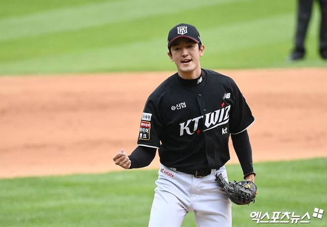 KT 위즈 고영표가 지난해 포스트시즌 경기에 등판해 호투한 뒤 환호하고 있다. 엑스포츠뉴스 DB
