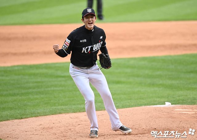 KT 위즈 고영표가 지난해 포스트시즌 경기에 등판해 호투한 뒤 환호하고 있다. 엑스포츠뉴스 DB