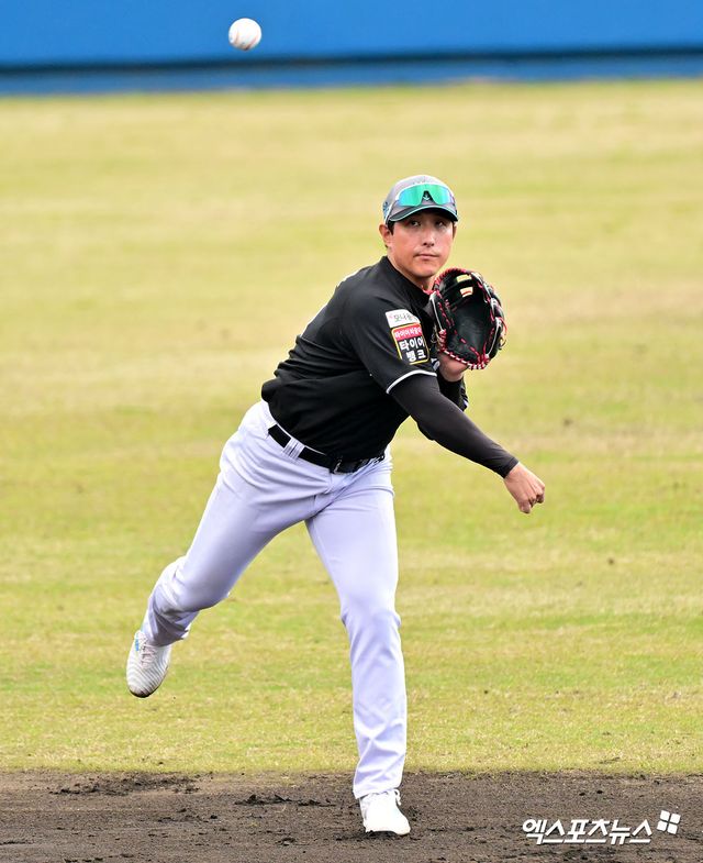 KT 위즈 황재균이 26일 일본 오키나와 고친다 구장에서 열린 한화 이글스와의 스프링캠프 연습경기에서 수비하고 있다. 일본 오키나와, 김한준 기자