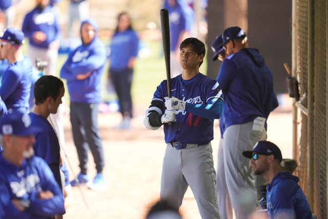 LA 다저스 내야수 오타니 쇼헤이가 27일 미국 애리조나주 글렌데일 캐멀백랜치에 위치한 다저스의 훈련장에서 라이브 배팅을 소화했다. 비거리 130m에 달하는 큼지막한 홈런을 터트리는 등 쾌조의 컨디션을 뽐냈다. 오타니는 3월 1일 친정팀 LA 에인절스와의 시범경기에서 첫 실전 점검에 나선다. AP 연합뉴스