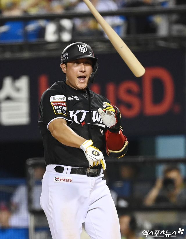 KT 위즈 황재균이 지난해 정규시즌 경기에서 홈런을 친 뒤 세리머니하고 있다. 엑스포츠뉴스 DB