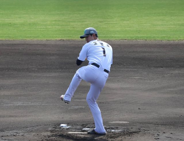 KT 위즈 고영표가 27일 일본 오키나와 온나손의 아카마 구장에서 열린 스프링캠프 연습경기 삼성 라이온즈전에 선발 등판해 투구하고 있다. KT 위즈