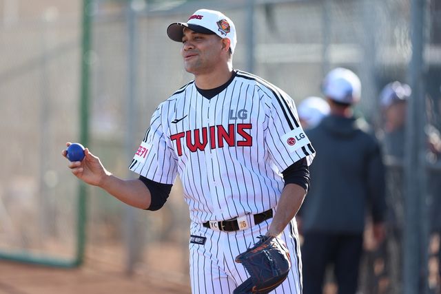 LG 투수 치리노스는 27일 KIA와 연습경기에서 첫 실전 등판한다. 다가올 2025시즌 1선발로서 많은 기대를 받고 있다. LG 트윈스