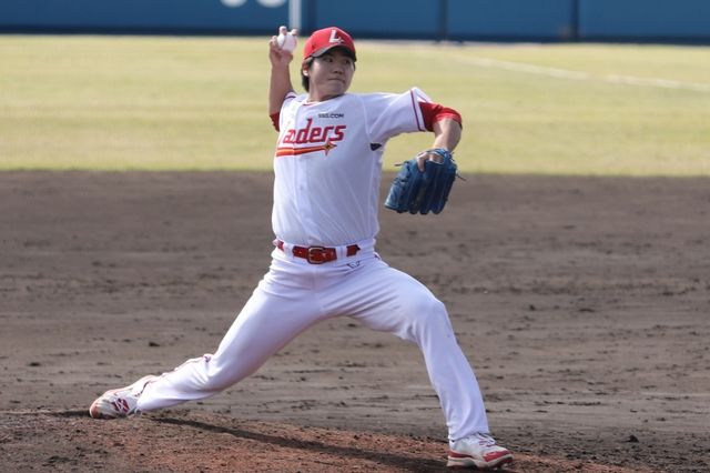 SSG 랜더스는 27일 일본 오키나와 고친다구장에서 열린 한화 이글스와의 연습경기에서 7-0 완승을 거뒀다. 정동윤이 투구를 하고 있다. SSG 랜더스