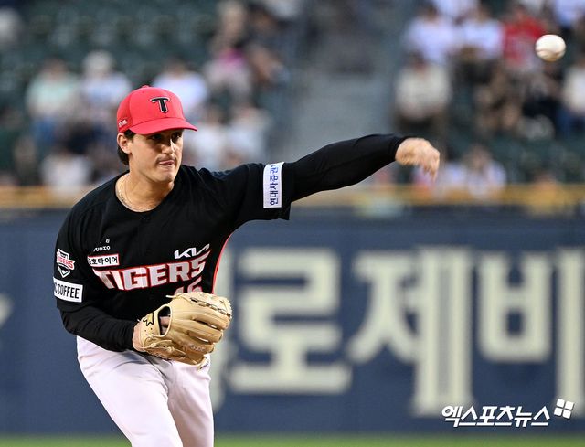 6일 오후 서울 송파구 잠실야구장에서 열린 '2023 신한은행 SOL KBO리그' KIA 타이거즈와 두산 베어스의 경기, 1회말 KIA 선발투수 파노니가 공을 힘차게 던지고 있다. 엑스포츠뉴스 DB
