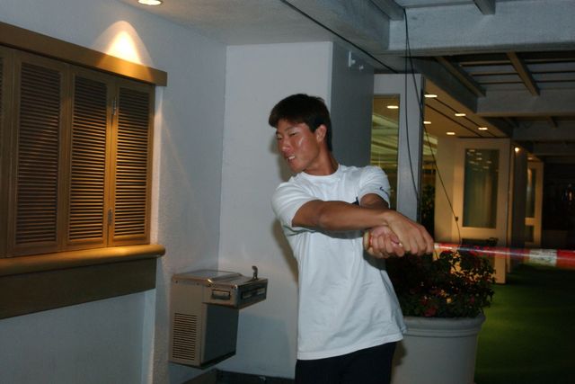 과거 두산 베어스에 몸 담았던 고영민이 스프링캠프 야간 훈련을 소화하던 장면. 두산 베어스