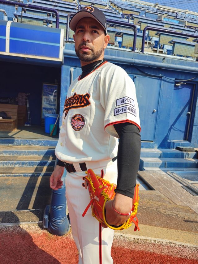 올해 독립야구단 경기도리그에 참가하게 된 용인 드래곤즈가 부산광역시 기장군에서 전지훈련을 진행하고 있다. 26일에는 마산야구장에서 NC 다이노스 퓨처스팀과 평가전을 진행했다. 선수들과 함께 훈련하고 있는 외국인 투수 아드리안 파체코. 용인 드래곤즈