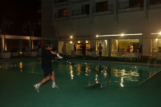 과거 두산 베어스에 몸 담았던 선수들이 스프링캠프 야간 훈련을 소화하던 장면. 두산 베어스