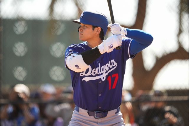 LA 다저스 내야수 오타니 쇼헤이가 27일 미국 애리조나주 글렌데일 캐멀백랜치에 위치한 다저스의 훈련장에서 라이브 배팅을 소화했다. 비거리 130m에 달하는 큼지막한 홈런을 터트리는 등 쾌조의 컨디션을 뽐냈다. 오타니는 3월 1일 친정팀 LA 에인절스와의 시범경기에서 첫 실전 점검에 나선다. AP 연합뉴스