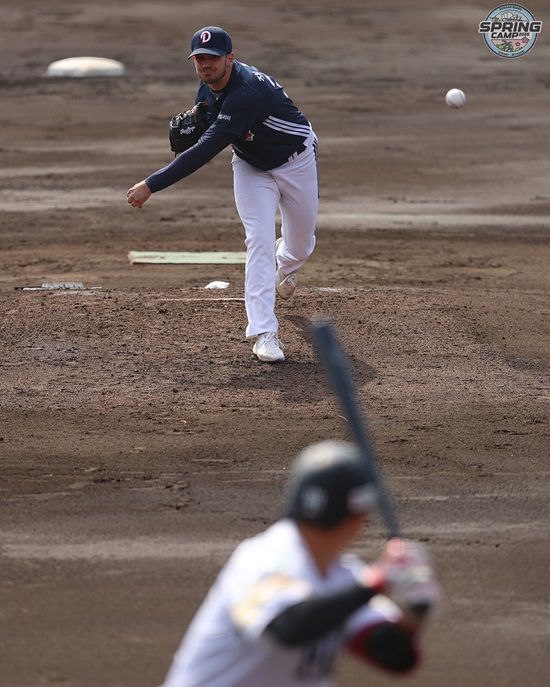 두산 베어스가 27일 구춘대회 소프트뱅크전에서 영봉패를 당했다. 두산 선발 투수 잭 로그는 3이닝 퍼펙트 피칭을 기록했다. 두산 베어스