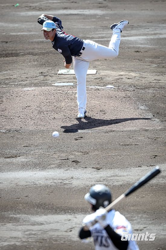 롯데 자이언츠 투수 김진욱이 26일 구춘대회 소프트뱅크전에 선발 등판해 3이닝 무실점 호투로 팀 6-1 승리에 이바지했다. 롯데 자이언츠