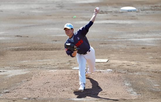 롯데 자이언츠 투수 김진욱이 26일 구춘대회 소프트뱅크전에 선발 등판해 3이닝 무실점 호투로 팀 6-1 승리에 이바지했다. 롯데 자이언츠