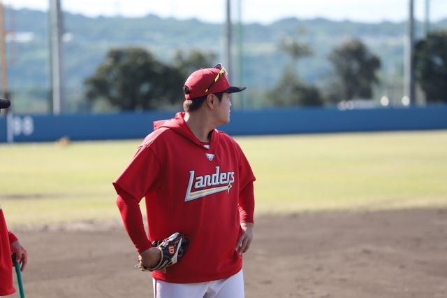 27일 일본 오키나와 고친다구장에서 열린 SSG 랜더스와의 한화 이글스의 연습경기, 경기가 열리기 전 추신수 구단주 보좌역 겸 육성총괄이 선수들의 훈련을 지켜보고 있다. SSG 랜더스