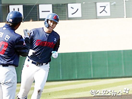 롯데 자이언츠가 28일 지바롯데와 교류전을 치러 1대 3으로 패했다. 선발 투수 박세웅이 3이닝 1실점을 기록한 가운데 나승엽이 솔로 홈런을 쏘아 올려 유일한 득점을 만들었다. 미야자키, 김근한 기자