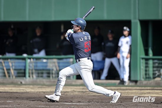 롯데 자이언츠 내야수 나승엽이 28일 지바롯데와 교류전에 5번 타자 1루수로 선발 출전해 5회 초 동점 솔로 홈런을 때렸다. 롯데 자이언츠