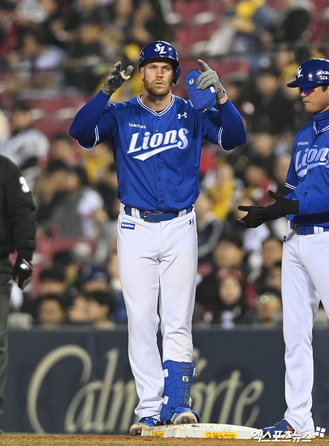 28일 오후 서울 송파구 잠실야구장에서 열린 '2024 신한 SOL Bank KBO리그' 삼성 라이온즈와 LG 트윈스의 경기, 2회초 무사 삼성 선두타자 맥키넌이 안타를 때려낸 뒤 1루에서 세리머니를 하고 있다. 엑스포츠뉴스 DB