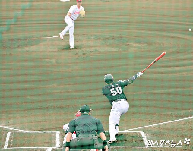 ​KT 위즈 강백호가 28일 일본 오키나와 구시가와 구장에서 열린 스프링캠프 연습경기 SSG 랜더스전에서 타격하고 있다. 일본 오키나와, 김한준 기자