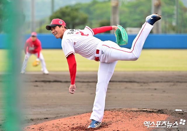 SSG 랜더스 선발투수 김광현이 지난 24일 일본 오키나와 고친다 구장에서 진행된 스프링캠프 훈련에서 라이브 피칭에 임하고 있다. 일본 오키나와, 김한준 기자