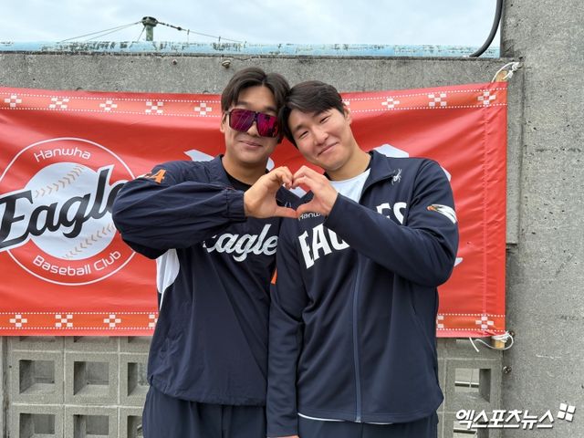 26일 일본 오키나와 고친다구장에서 열린 한화 이글스와 KT 위즈의 연습경기, 경기 전 인터뷰를 마친 신인 권민규와 박부성이 포즈를 취하고 있다. 엑스포츠뉴스DB
