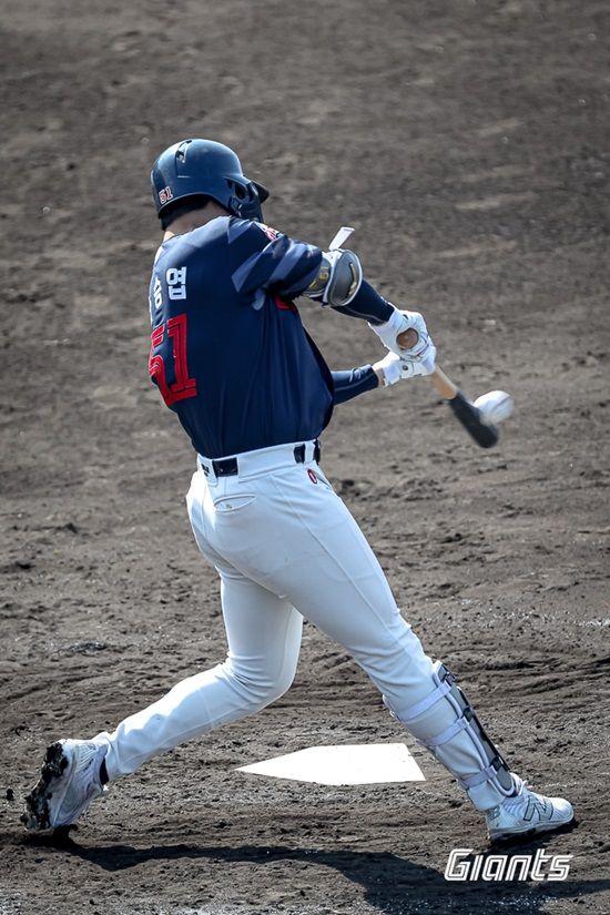 롯데 자이언츠 내야수 나승엽이 28일 지바롯데와 교류전에 5번 타자 1루수로 선발 출전해 5회 초 동점 솔로 홈런을 때렸다. 롯데 자이언츠