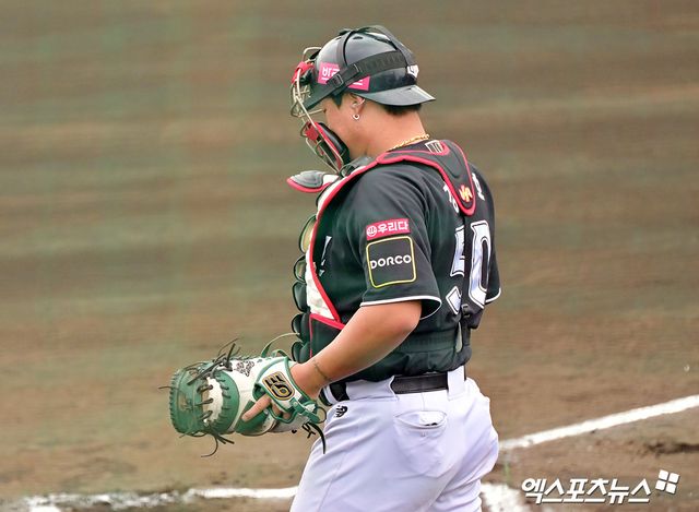 ​KT 위즈 강백호가 28일 일본 오키나와 구시가와 구장에서 열린 스프링캠프 연습경기 SSG 랜더스전에서 포수로 경기에 임하고 있다. 일본 오키나와, 김한준 기자