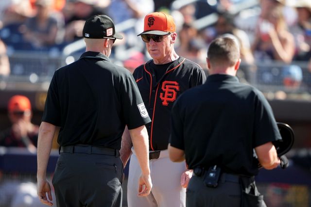 샌프란시스코 자이언츠 외야수 이정후가 28일 미국 애리조나주 피오리아에 위치한 피오리아 스포츠 콤플렉스에서 열린 2025 미국프로야구 메이저리그 시애틀 매리너스와의 시범경기에 3번타자 겸 중견수로 선발 출전해 2타수 무안타 1볼넷 1득점을 기록했다. 4회말 2사 1루에서 라이언 블리스의 타격 때 판정이 아웃에서 3루타로 바뀌자 심판진에 항의하는 밥 멜빈 샌프란시스코 감독의 모습. AP 연합뉴스