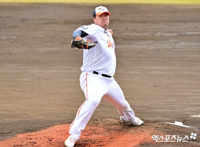 한화 이글스 선발투수 류현진이 지난 26일 일본 오키나와 스프링캠프 연습경기에 등판해 투구하고 있다. 일본 오키나와, 김한준 기자