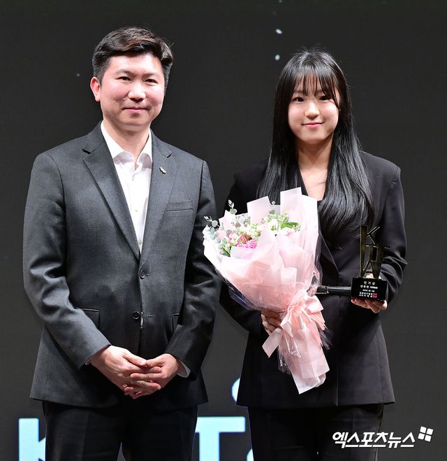 14일 오후 서울 종로구 JW메리어트동대문스퀘어서울에서 열린 'KTTA AWARDS 2025', 인기상을 수상한 신유빈이 유승민 대한체육회장 당선인과 기념촬영을 갖고 있다. 엑스포츠뉴스DB