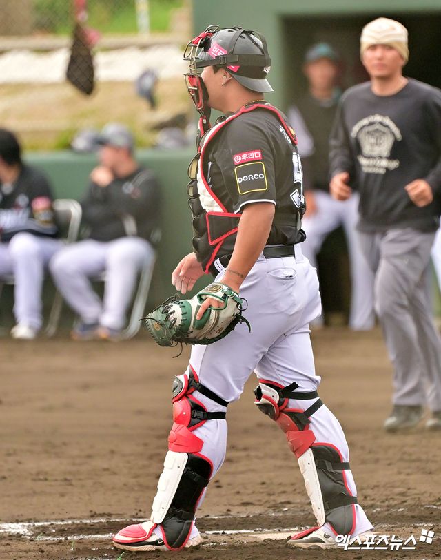 ​KT 위즈 강백호가 28일 일본 오키나와 구시가와 구장에서 열린 스프링캠프 연습경기 SSG 랜더스전에서 포수로 경기에 임하고 있다. 일본 오키나와, 김한준 기자