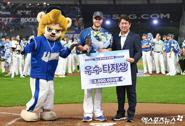 6일 오후 인천SSG랜더스필드에서 열린 '2024 신한 SOL Bank KBO 올스타전' 드림 올스타와 나눔 올스타의 경기, 나눔이 4:2의 스코어로 승리했다. 경기 종료 후 드림 맥키넌이 수상 기념 촬영을 하고 있다. 엑스포츠뉴스 DB