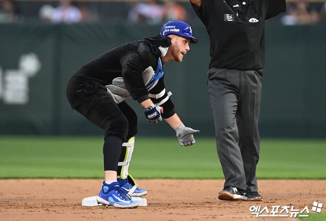 6일 오후 인천SSG랜더스필드에서 열린 '2024 신한 SOL Bank KBO 올스타전' 드림 올스타와 나눔 올스타의 경기, 2회말 무사 드림 선두타자 맥키넌이 2루타를 때려낸 뒤 세리머니를 하고 있다. 엑스포츠뉴스 DB
