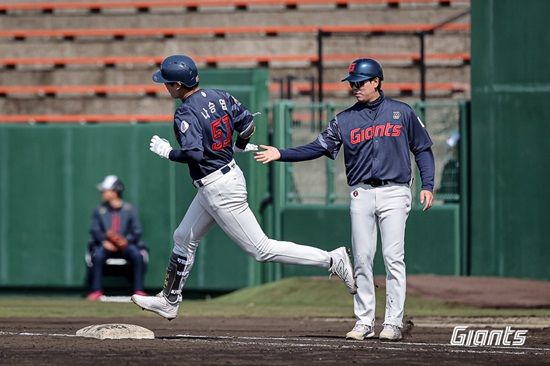 롯데 자이언츠 내야수 나승엽이 28일 지바롯데와 교류전에 5번 타자 1루수로 선발 출전해 5회 초 동점 솔로 홈런을 때렸다. 롯데 자이언츠