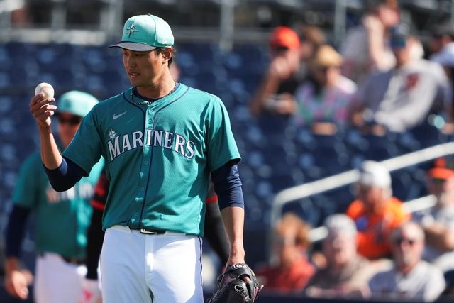 시애틀 매리너스의 일본인 우완투수 후지나미 신타로가 28일 미국 애리조나주 피오리아에 위치한 피오리아 스포츠 콤플렉스에서 열린 2025 미국프로야구 메이저리그 샌프란시스코 자이언츠와의 시범경기에 구원 등판해 ⅔이닝 1피안타 3사사구 1탈삼진 4실점으로 부진했다. AP 연합뉴스