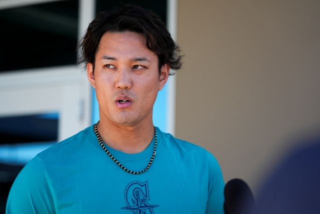 시애틀 매리너스의 일본인 우완투수 후지나미 신타로가 28일 미국 애리조나주 피오리아에 위치한 피오리아 스포츠 콤플렉스에서 열린 2025 미국프로야구 메이저리그 샌프란시스코 자이언츠와의 시범경기에 구원 등판해 ⅔이닝 1피안타 3사사구 1탈삼진 4실점으로 부진했다. AP 연합뉴스