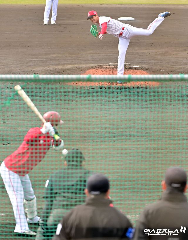 SSG 랜더스 선발투수 김광현이 지난 24일 일본 오키나와 고친다 구장에서 진행된 스프링캠프 훈련에서 라이브 피칭에 임하고 있다. 일본 오키나와, 김한준 기자
