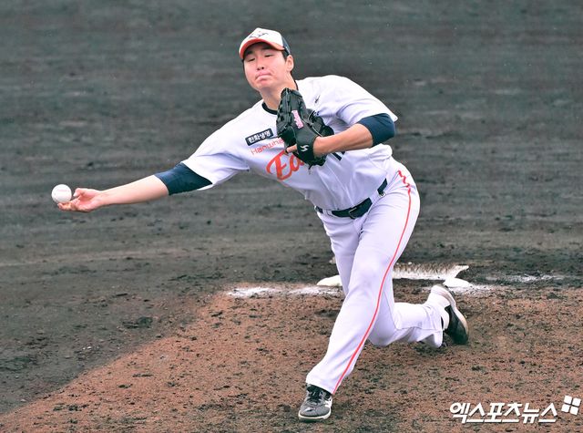 23일 오후 일본 오키나와 이토만 니시자키 야구장에서 열린 한화 이글스와 지바 롯데 마린스의 연습경기, 5회말 한화 박부성이 공을 힘차게 던지고 있다. 엑스포츠뉴스DB