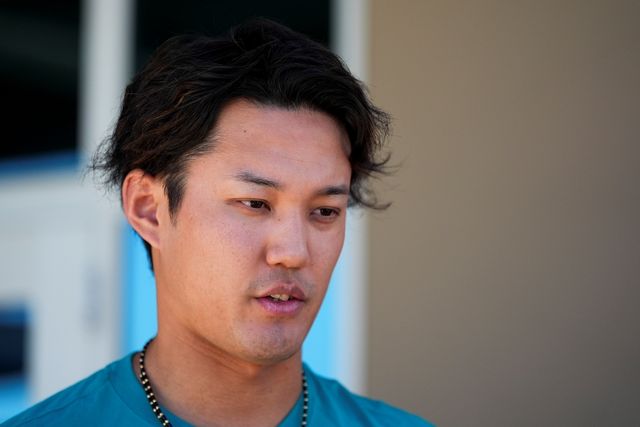 시애틀 매리너스의 일본인 우완투수 후지나미 신타로가 28일 미국 애리조나주 피오리아에 위치한 피오리아 스포츠 콤플렉스에서 열린 2025 미국프로야구 메이저리그 샌프란시스코 자이언츠와의 시범경기에 구원 등판해 ⅔이닝 1피안타 3사사구 1탈삼진 4실점으로 부진했다. AP 연합뉴스