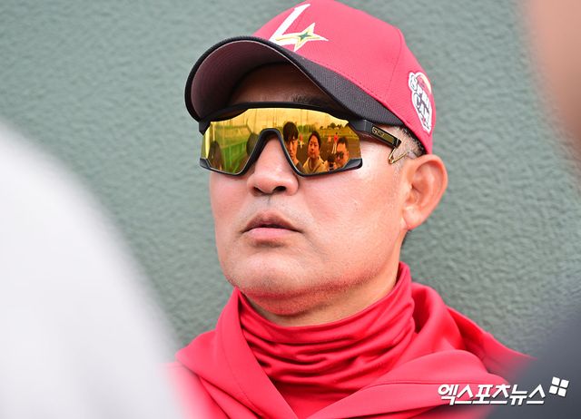SSG 랜더스 이숭용 감독이 28일 일본 오키나와 구시가와 구장에서 선발투수 미치 화이트의 부상 소식을 전하고 있다. 일본 오키나와, 김한준 기자