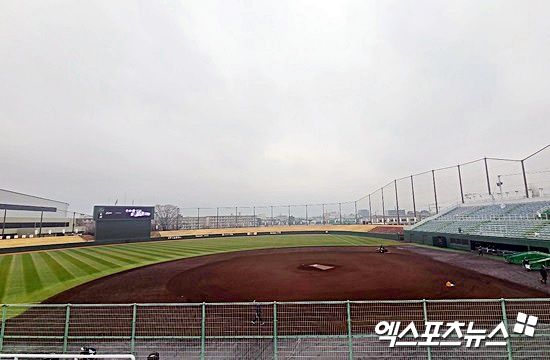 롯데 자이언츠와 지바롯데 마린스가 28일 미야코노죠 야구장에서 교류전을 치른다. 미야자키, 김근한 기자