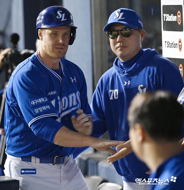 1일 오후 서울 송파구 잠실야구장에서 열린 '2024 신한 SOL Bank KBO리그' 삼성 라이온즈와 두산 베어스의 경기, 6회초 무사 만루 삼성 맥키넌이 이성규의 1타점 적시타때 득점에 성공한 후 박진만 감독의 축하를 받고 있다. 엑스포츠뉴스 DB