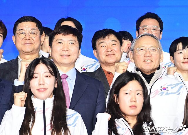 24일 오후 서울 방이동 올림픽파크텔 올림피아홀에서 '2025 하얼빈 동계 아시안 게임' 대한민국 국가대표 선수단 결단식에 참석한 유승민 대한체육회장과 유인촌 문화체육부 장관이 선수들과 함께 기념 촬영을 하고 있다. 엑스포츠뉴스DB