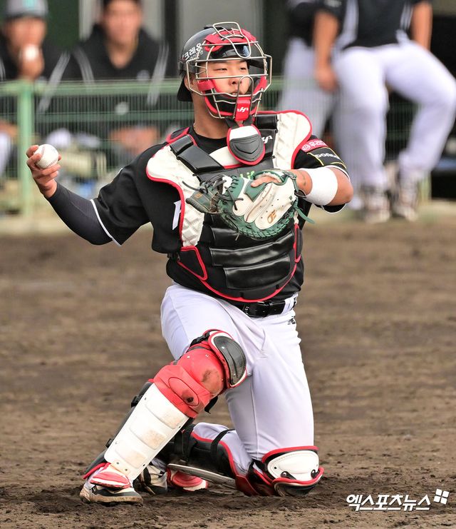 ​KT 위즈 강백호가 28일 일본 오키나와 구시가와 구장에서 열린 스프링캠프 연습경기 SSG 랜더스전에서 포수로 경기에 임하고 있다. 일본 오키나와, 김한준 기자