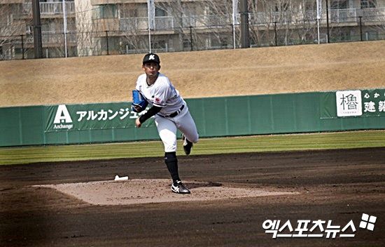 롯데 자이언츠가 28일 지바롯데와 교류전을 치러 1대 3으로 패했다. 선발 투수 박세웅이 3이닝 1실점을 기록한 가운데 나승엽이 솔로 홈런을 쏘아 올려 유일한 득점을 만들었다. 미야자키, 김근한 기자